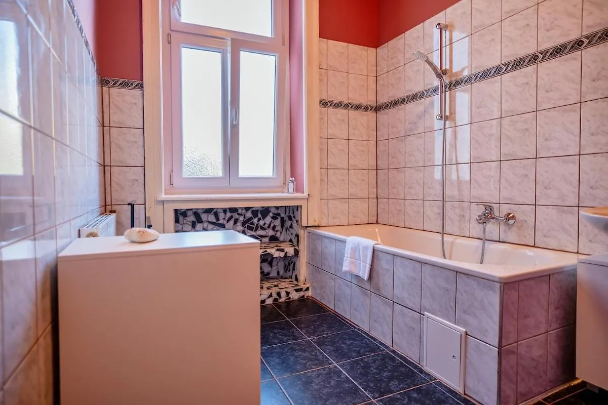 Feel At Home I Bright Windows I Penzing Trainstation Vienna Apartment