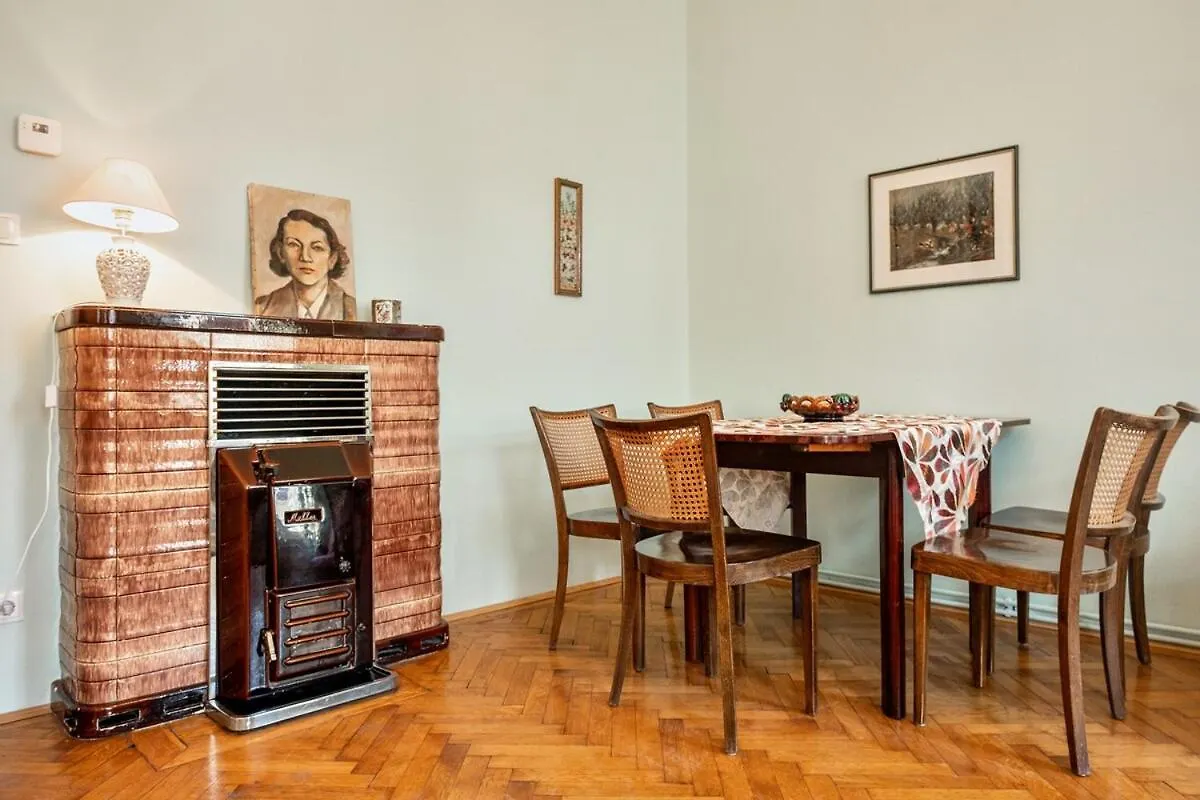 Feel At Home I Bright Windows I Penzing Trainstation Vienna Apartment