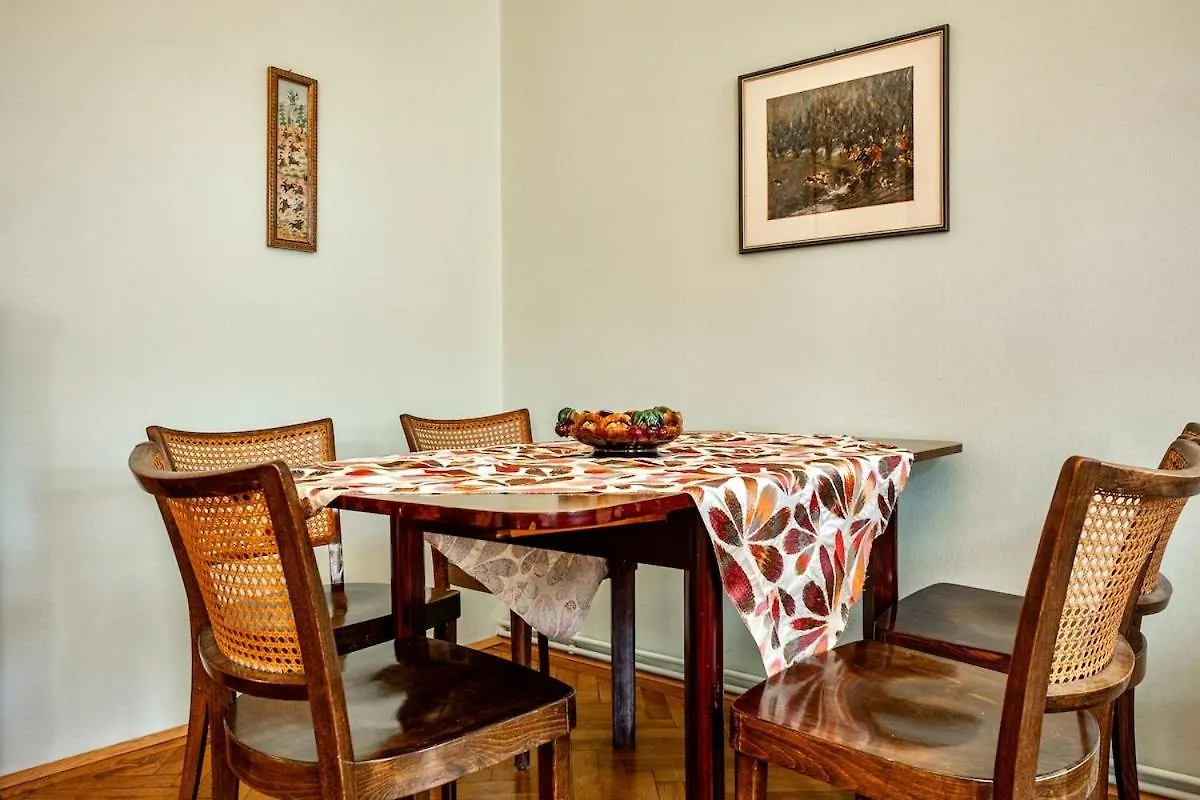 Feel At Home I Bright Windows I Penzing Trainstation Vienna Apartment